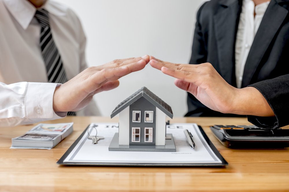 How a Real Estate Lawyer Helps First-Time Home Buyers Navigate the Market